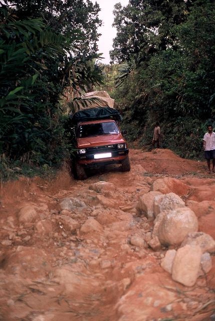 Ornières et roches sur la route de l'Est malgache