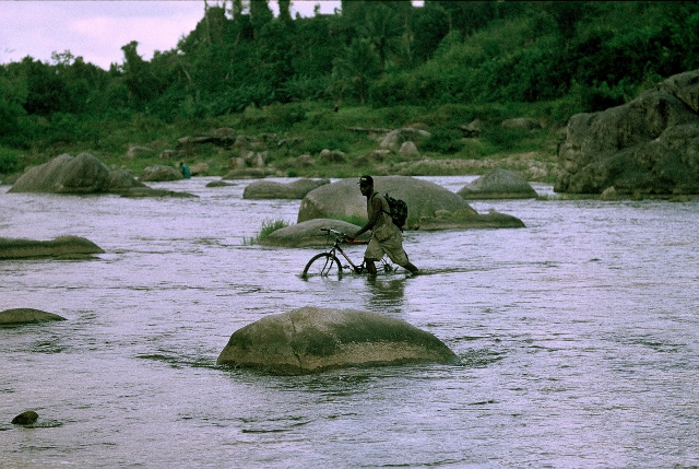 Traversée de rivière en vélo